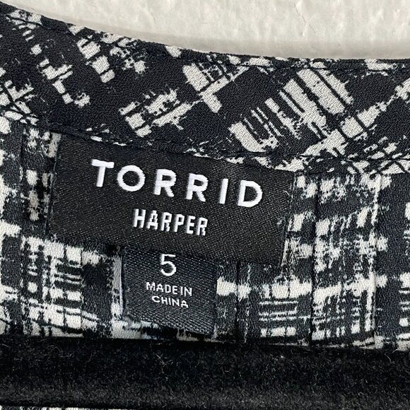 Torrid Harper Womens Plus 5X Black White Plaid Blouse Roll Tab Sleeve Shirt Top - Picture 3 of 7